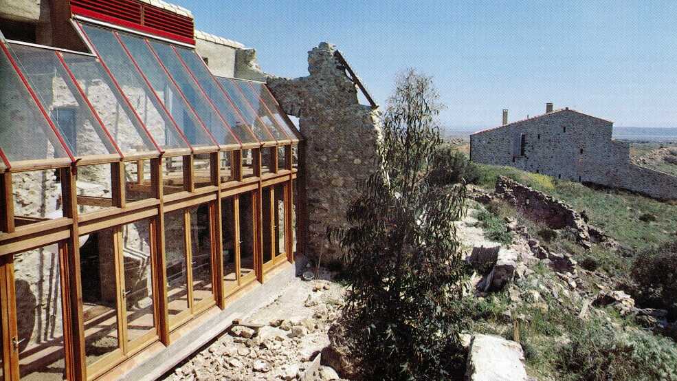 Enlarged view: Michel Gerber and Philippe Pous, ruins of an agricultural building transformed in an architectural office, Treilles, France, ca. 1983. Quelle Michel Gerber et Philippe Pous, “Un atelier face au sud. Atelier d’architecture, Les Perdrigals,” Techniques & ar